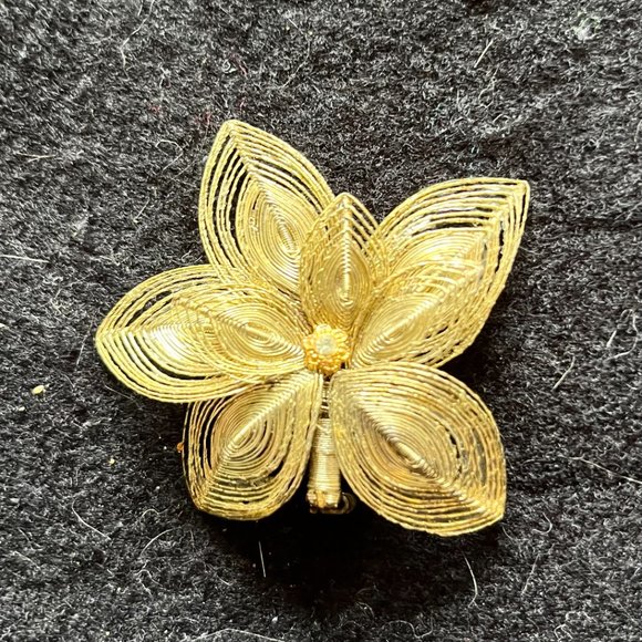 Jewelry - Vintage Gold-Tone Wire Flower Pin